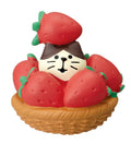 Concombre Strawberry Cake Fair Peekaboo Strawberry Cat Figurine