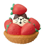 Concombre Strawberry Cake Fair Peekaboo Strawberry Cat Figurine