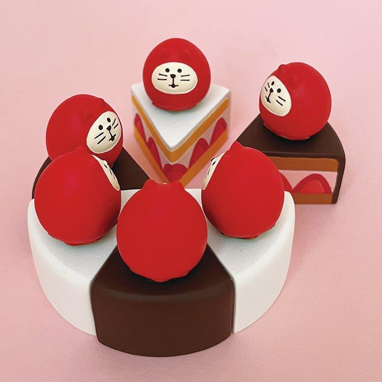 Concombre Strawberry Cat Daruma Shortcake Figurine — product image 4