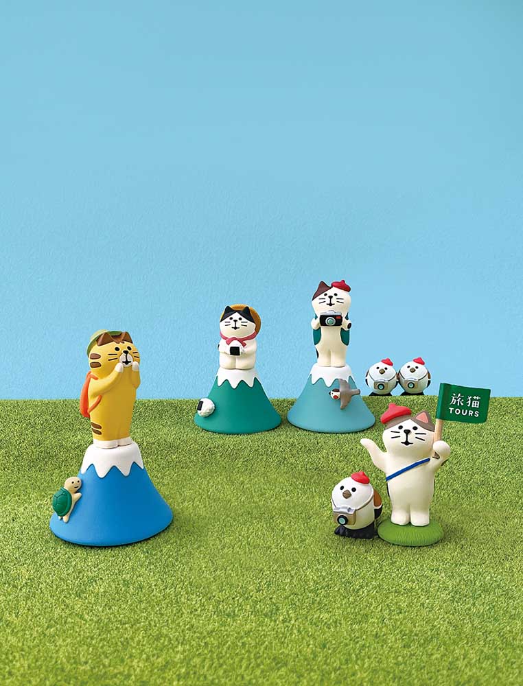 Concombre Tabineko Mt. Fuji Climbing Cat Figurine, Camera — product image 2