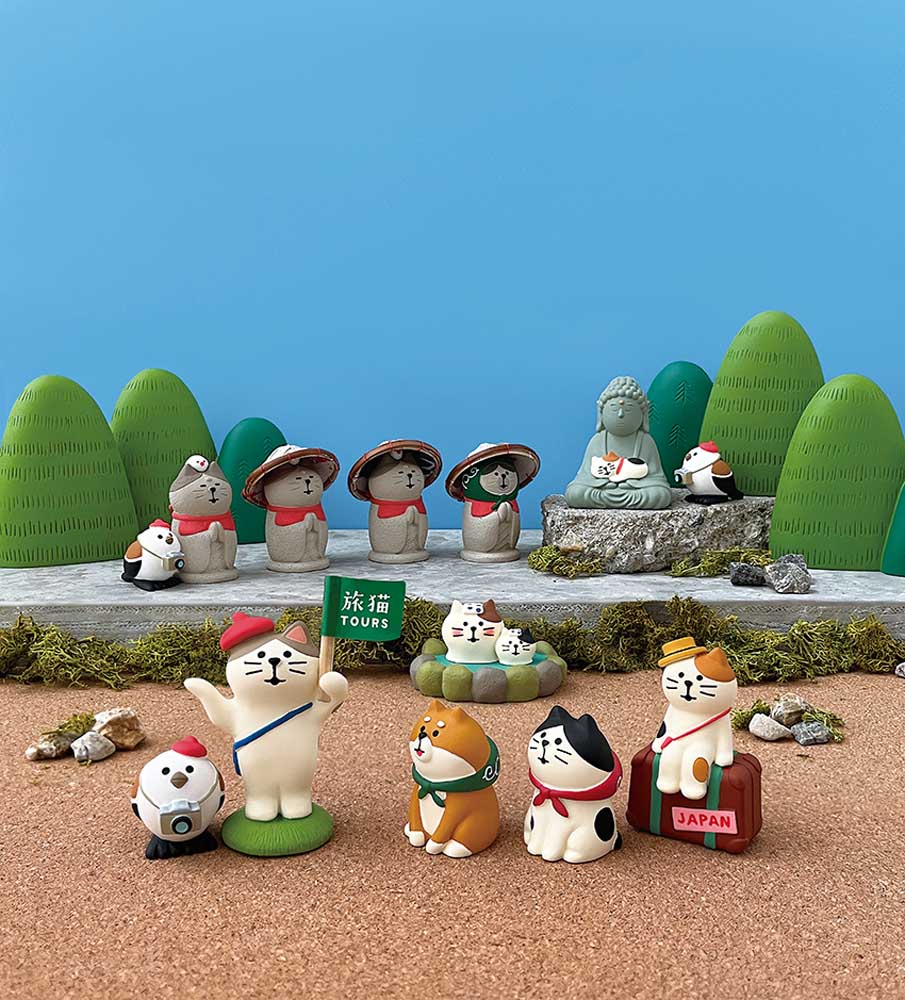 Concombre Tabineko Tour Guide Cat Figurine — product image 3