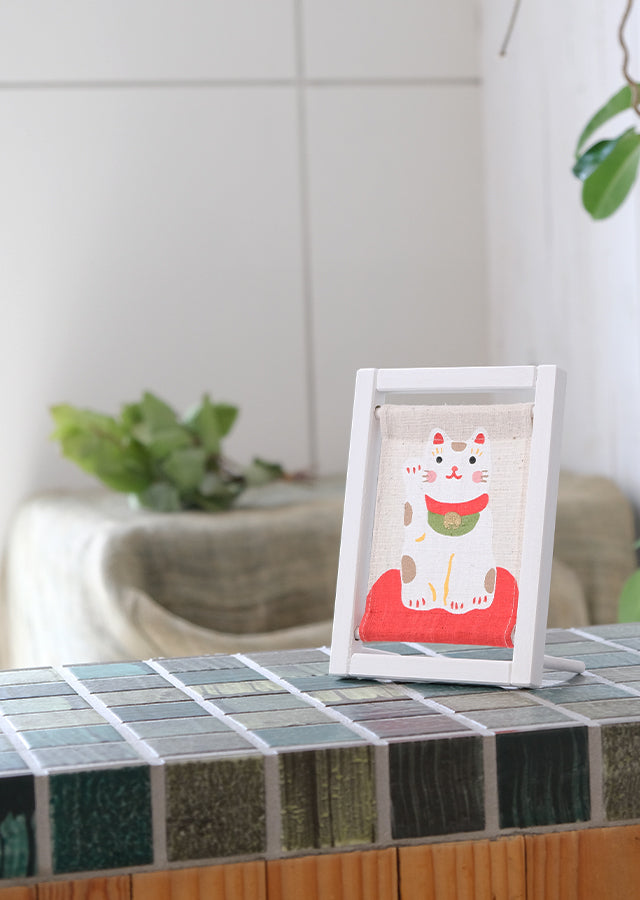 Koyomi Linen Art Frame, White Maneki-Neko — product image 2